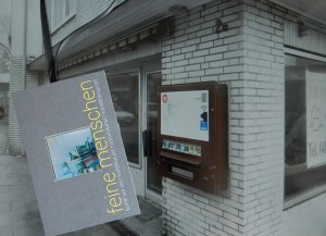 Ausstellung auf dem tisch und am körper